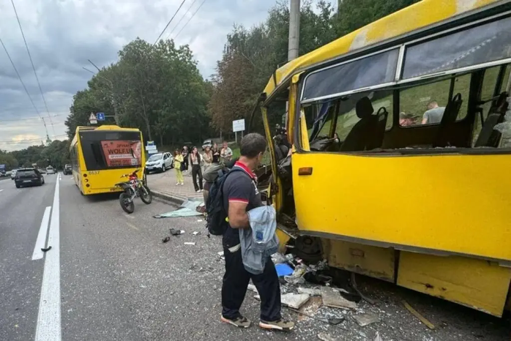 У Києві маршрутка зіткнулася з автобусом: постраждали водій і пасажирка