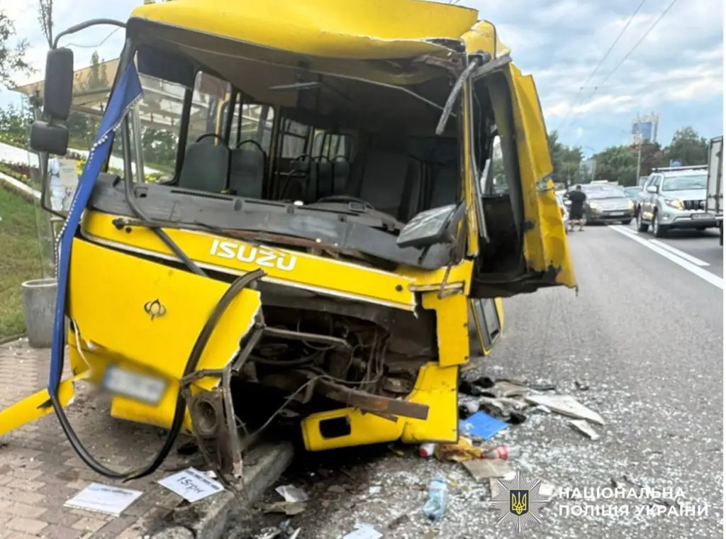 У Києві маршрутка зіткнулася з автобусом: постраждали водій і пасажирка