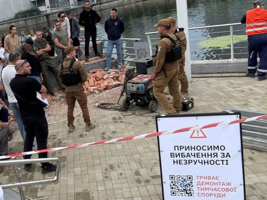 Конфлікт на набережній Дніпра: після рішення Верховного Суду забудовник зводить новий паркан
