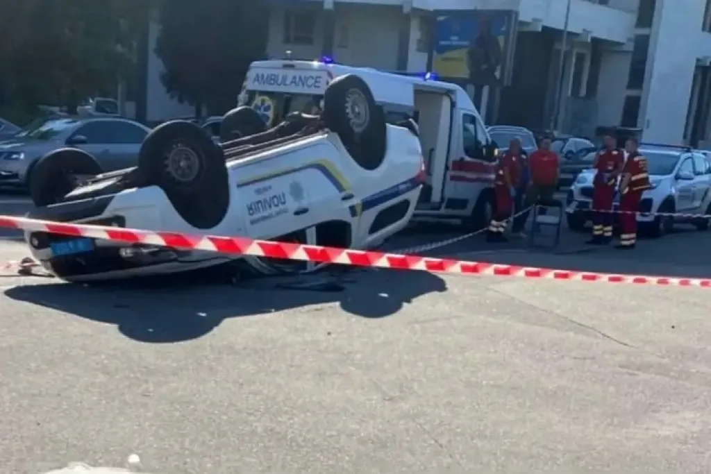 У Києві перекинулось поліцейське авто: один загиблий, троє поранених
