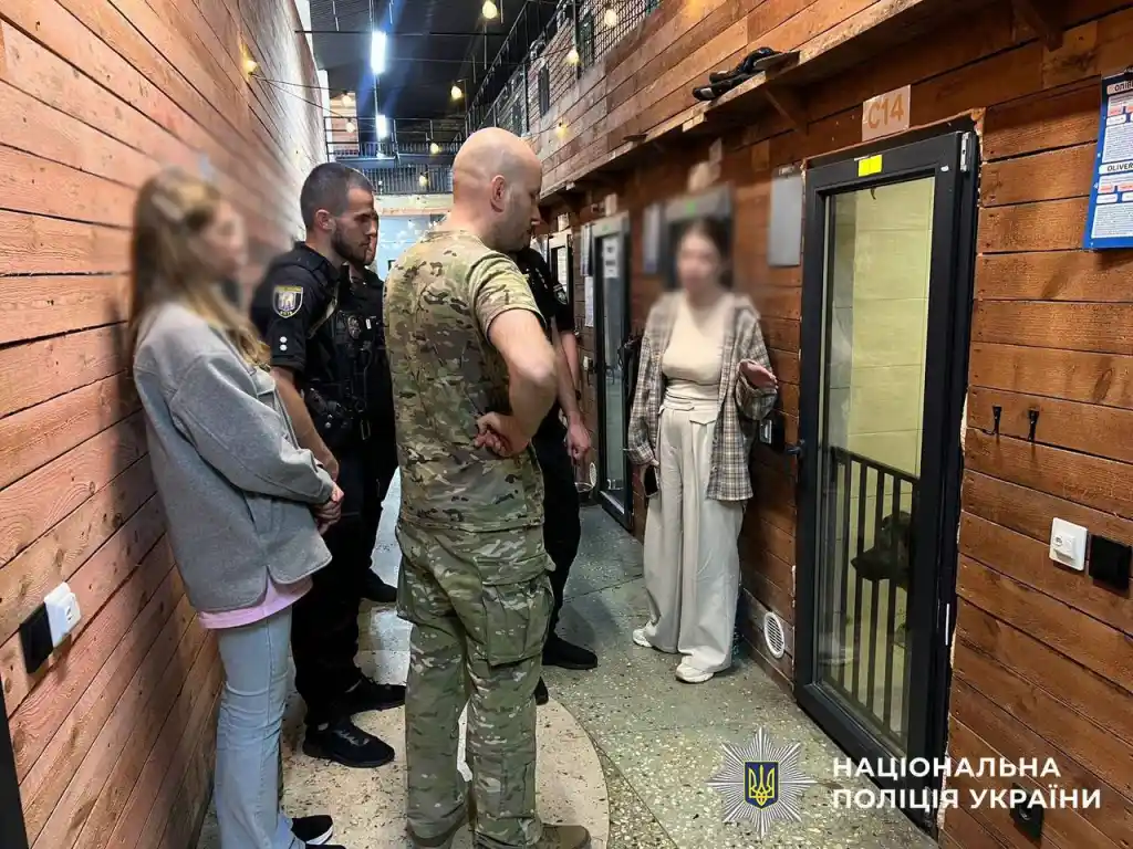 Столичні правоохоронці навідалися до притулку, де перебуває пес Міша