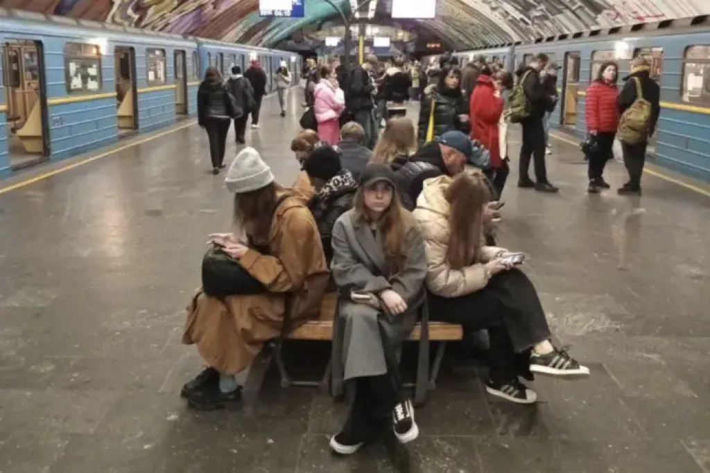 Екснардеп застряг у київському метро та розкритикував рішення про зупинку транспорту під час тривог