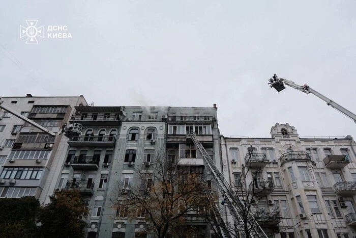 У центрі Києва всю ніч гасили масштабну пожежу в житловій багатоповерхівці