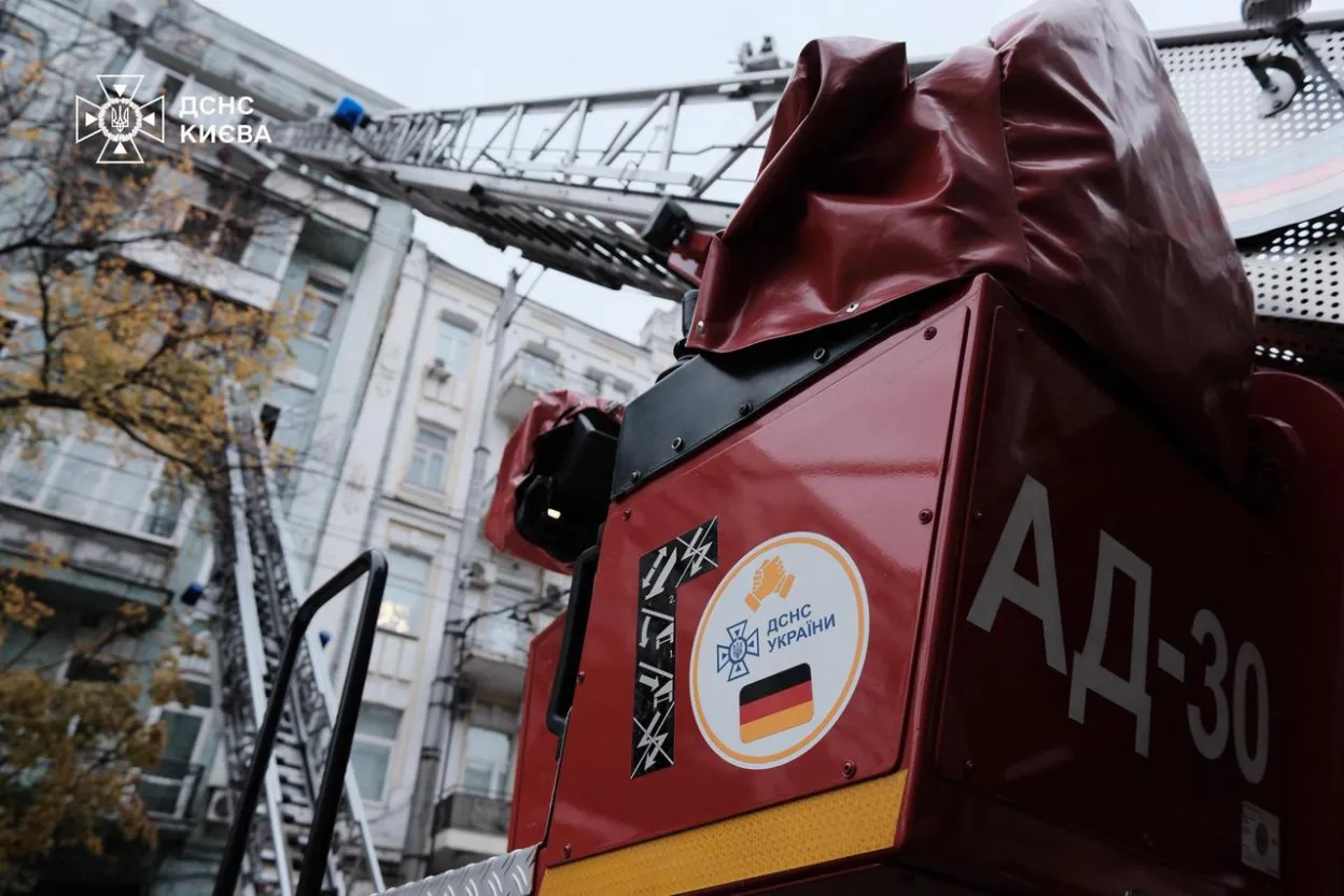 У центрі Києва всю ніч гасили масштабну пожежу в житловій багатоповерхівці