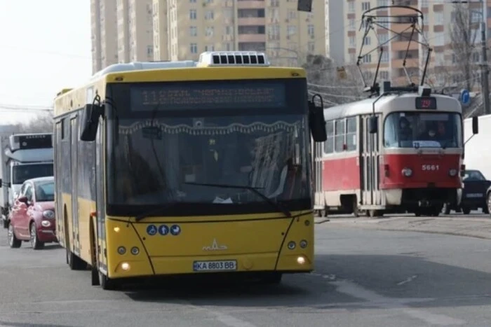 У Києві змінять рух трьох автобусних маршрутів під час повітряної тривоги
