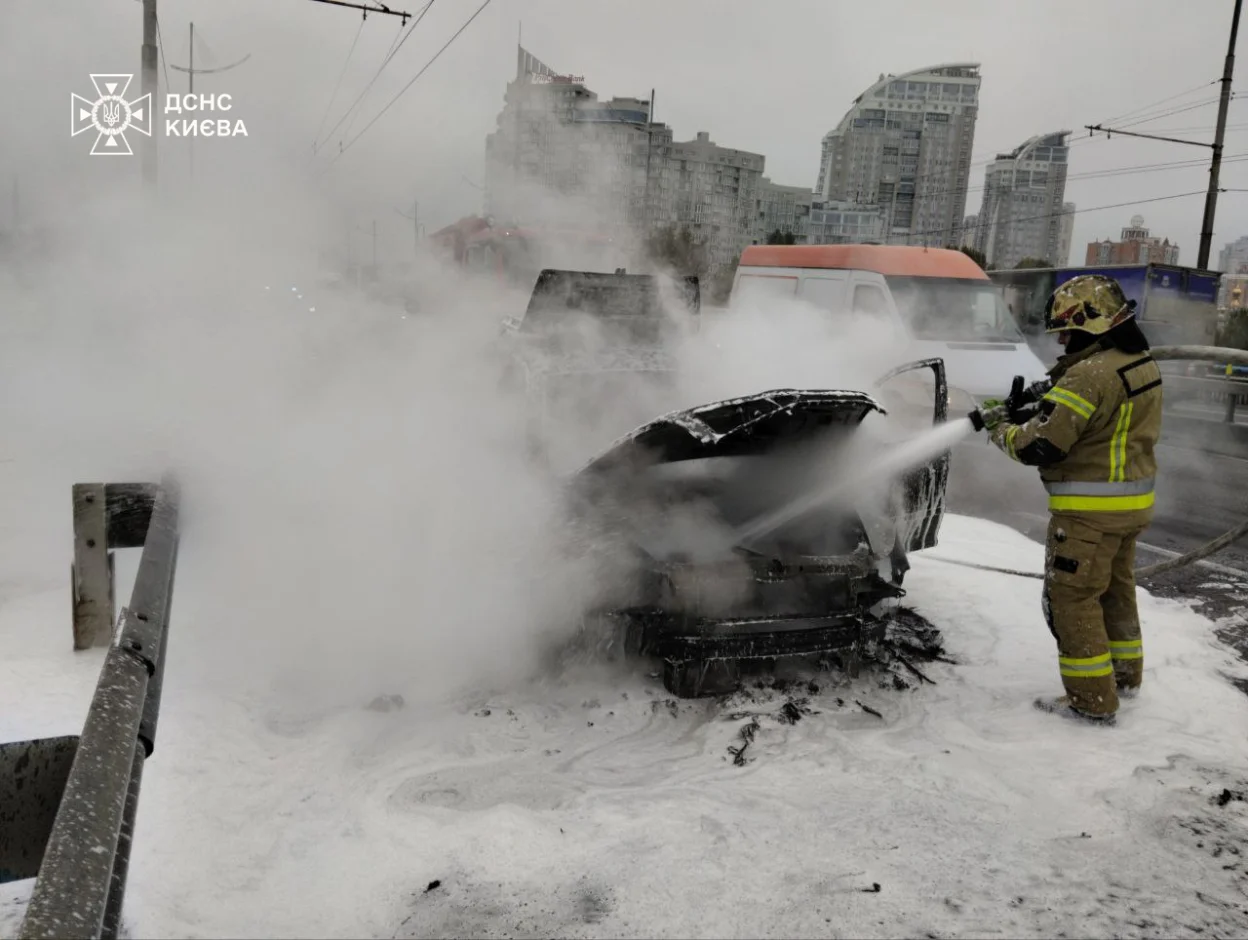 На Північному мосту в Києві під час руху спалахнув легковик: обставини з’ясовують