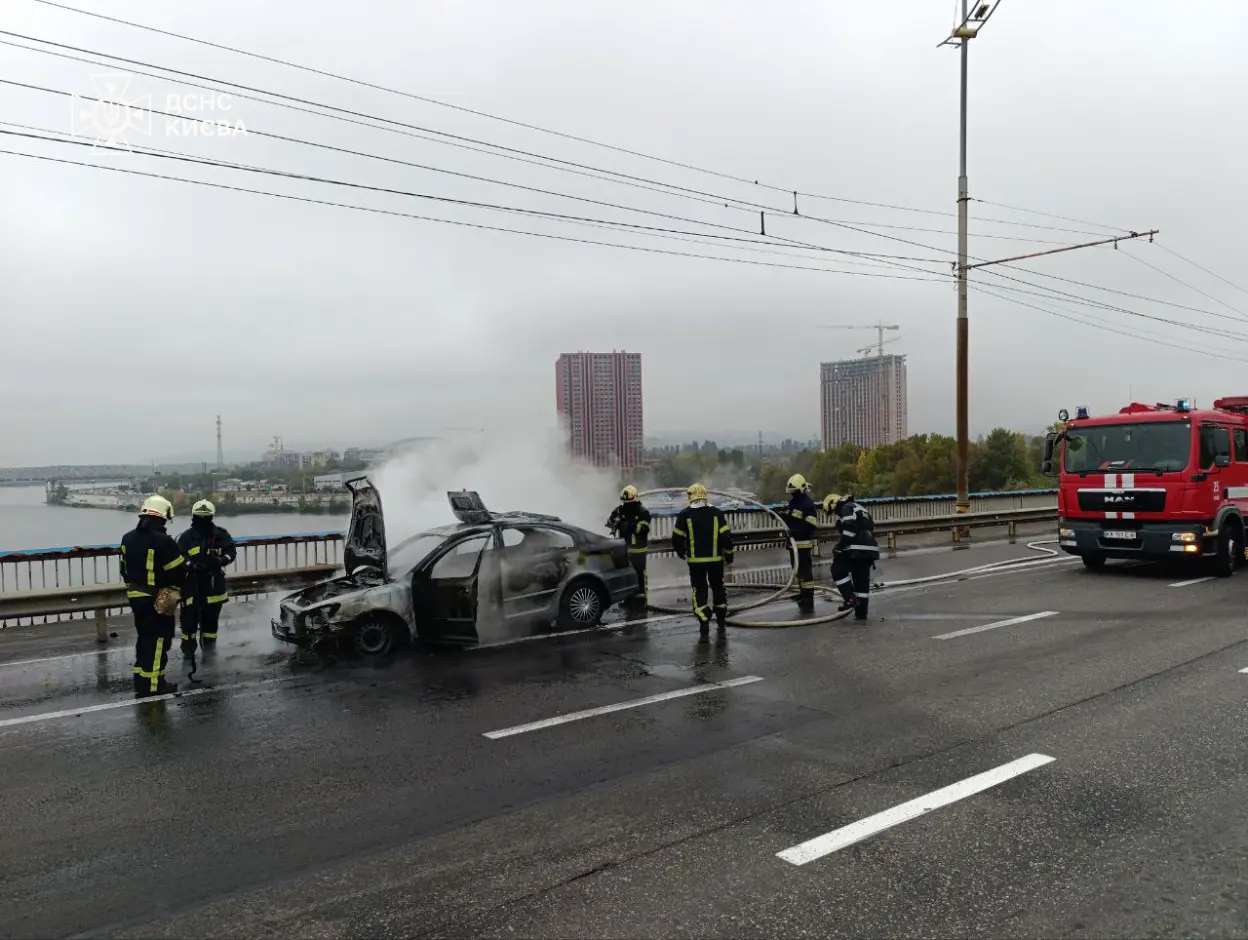 На Північному мосту в Києві під час руху спалахнув легковик: обставини з’ясовують