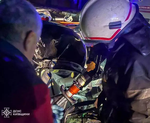 На Київщині підлітки потрапили в смертельну ДТП: загинув 16-річний пасажир