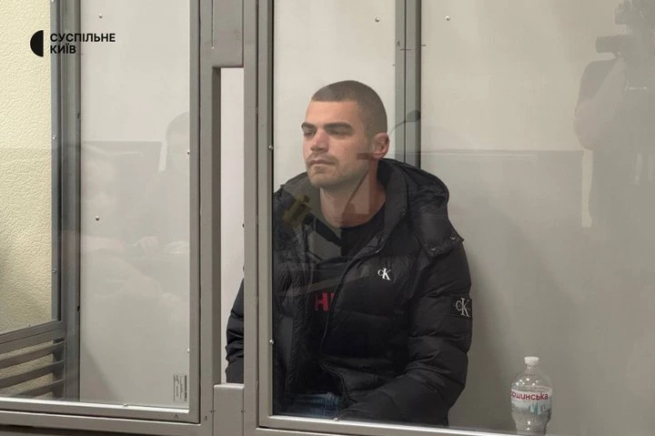 Суд відправив під домашній арешт двох поліцейських, яких підозрюють у побитті чоловіка біля Голосіївського ТЦК