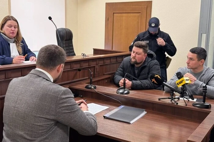Суд відправив під домашній арешт двох поліцейських, яких підозрюють у побитті чоловіка біля Голосіївського ТЦК