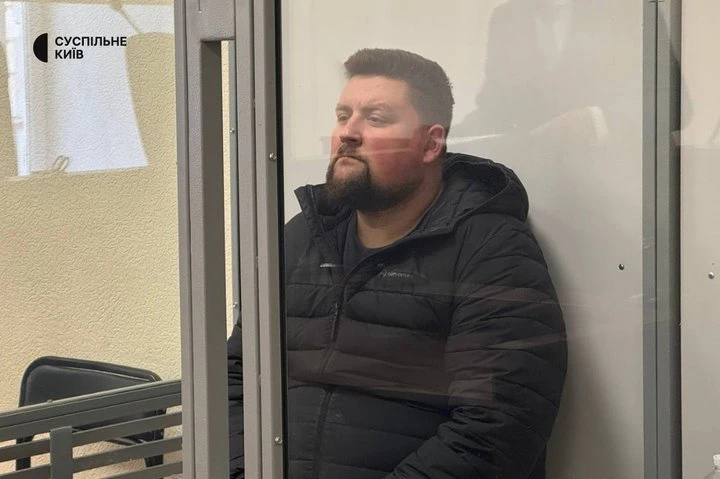 Суд відправив під домашній арешт двох поліцейських, яких підозрюють у побитті чоловіка біля Голосіївського ТЦК