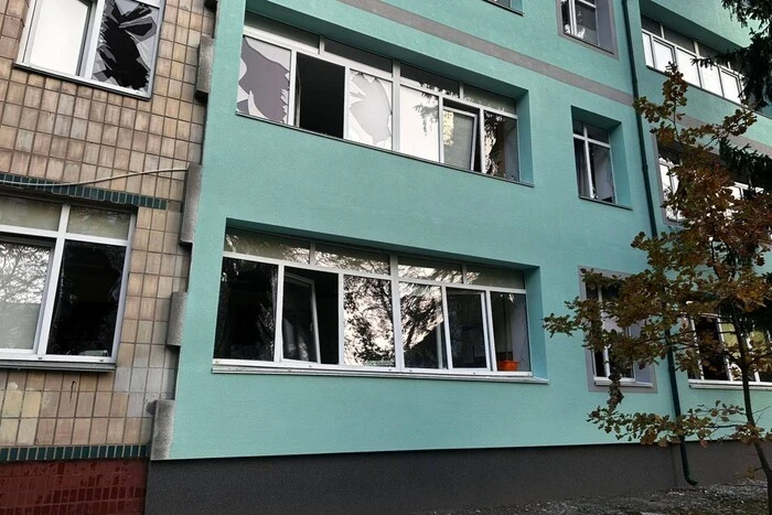 Після нічних атак у Києві пошкоджено школи та дитячі садки: частина переходить на дистанційку
