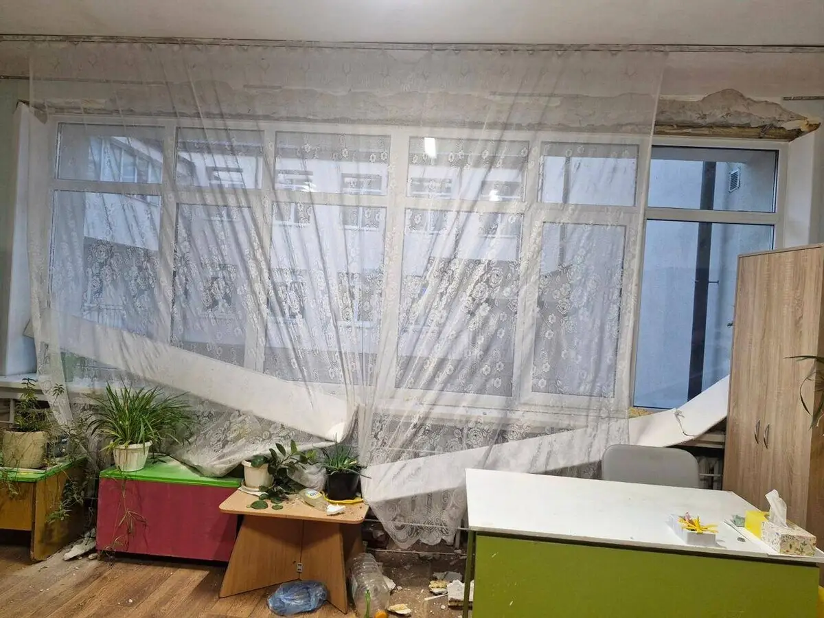Після нічних атак у Києві пошкоджено школи та дитячі садки: частина переходить на дистанційку