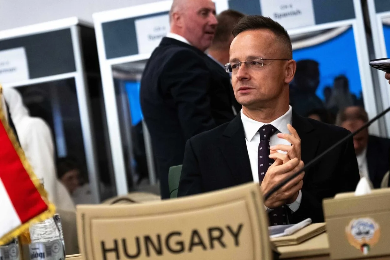 Сійярто звинуватив Туска у «захисті терористів» через справу про підрив «Північних потоків