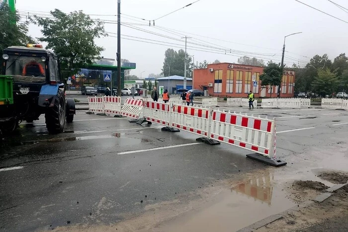 На Іллєнка ліквідували аварію на водогоні: воду повернули, рух транспорту частково перекрито