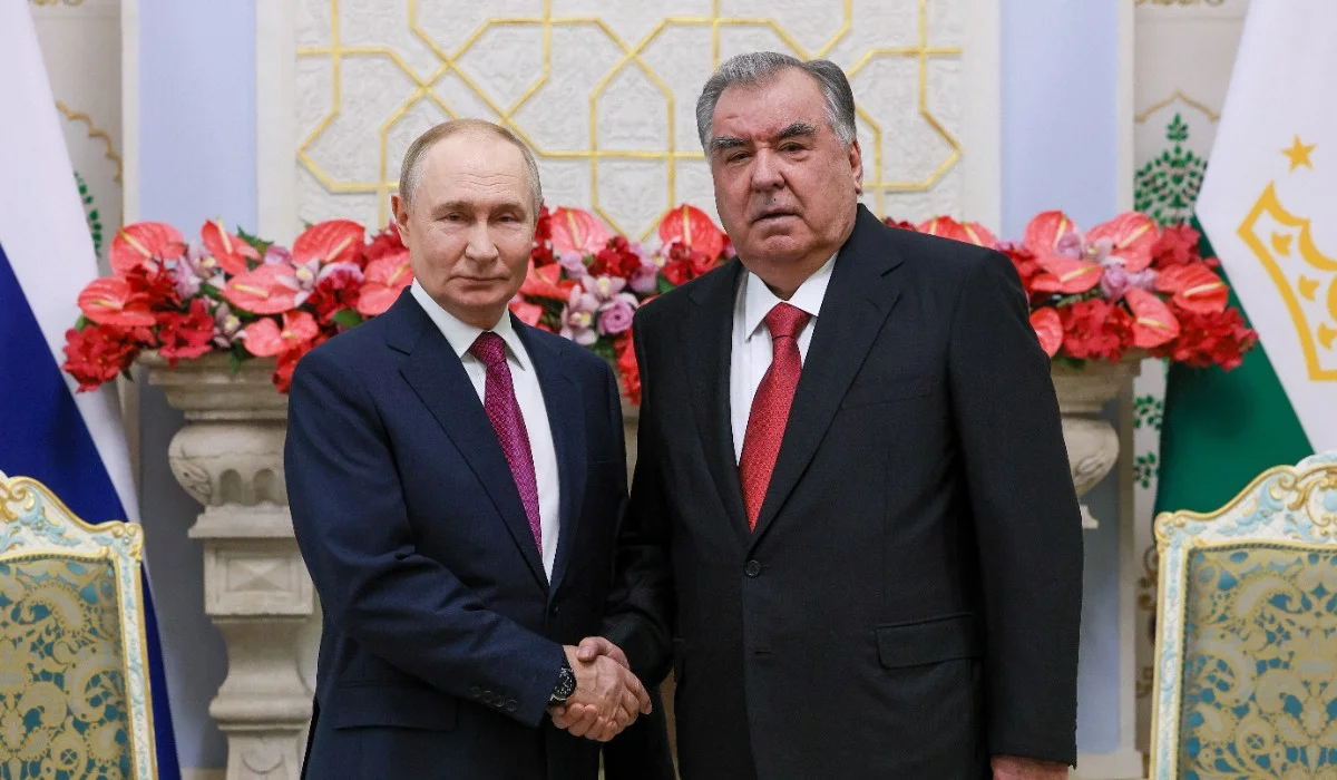 Путін у Таджикистані прогулювався серед гір овочів і фруктів та жартував про голод