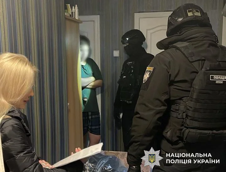 На Київщині викрили шахраїв, які ошукали інтернет-магазин косметики на понад 700 тисяч гривень