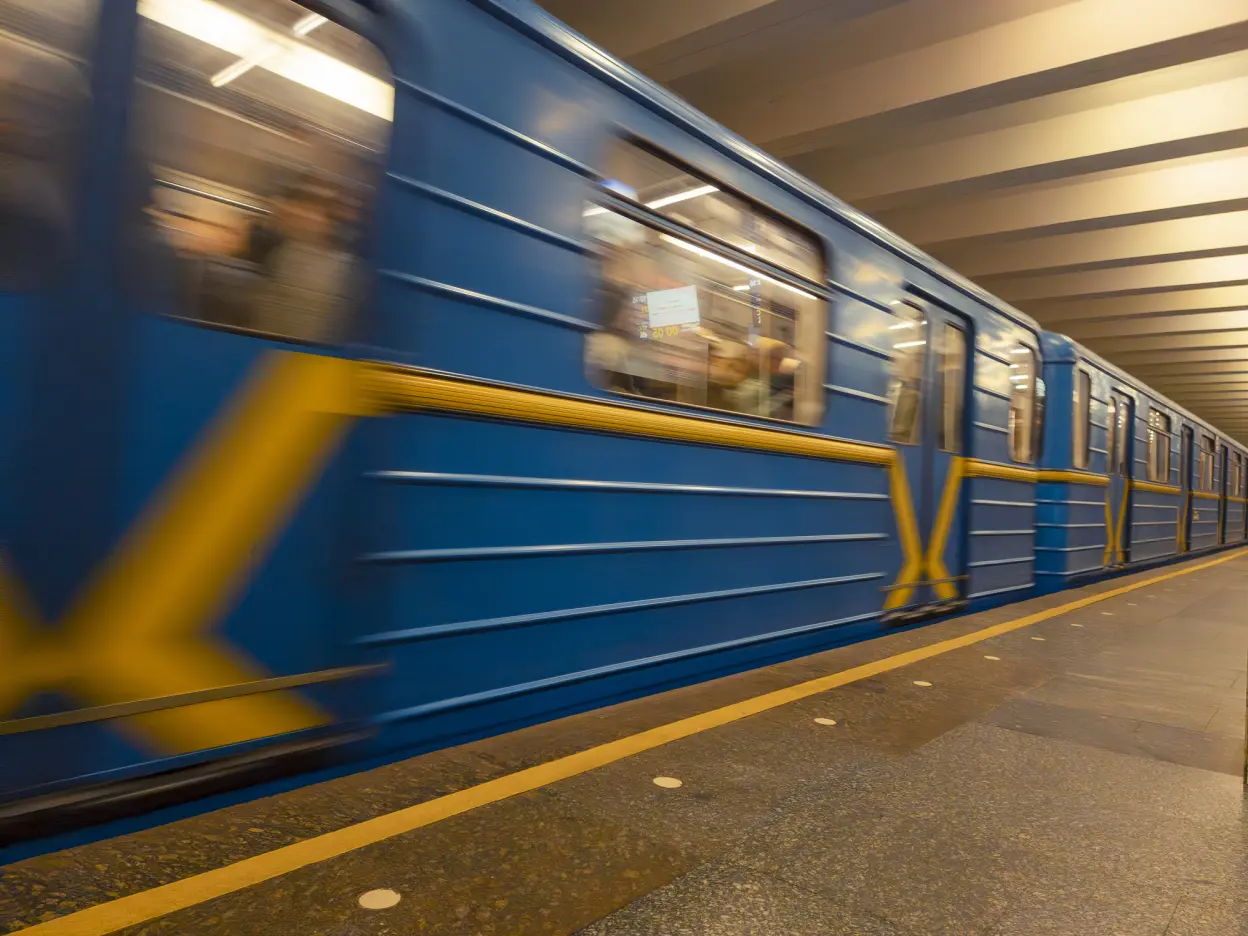 На станції метро «Дніпро» у Києві людина потрапила під потяг: рух поїздів частково обмежено
