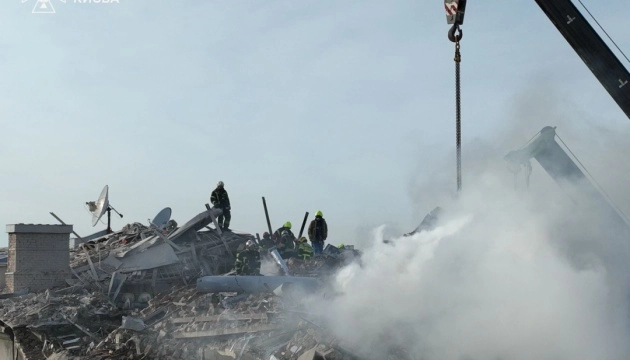 Кількість загиблих після нічної атаки на Київ зросла до двох