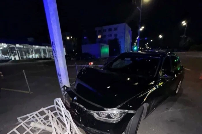 У Києві працівник автомийки напідпитку викрав BMW клієнта та врізався в електроопору