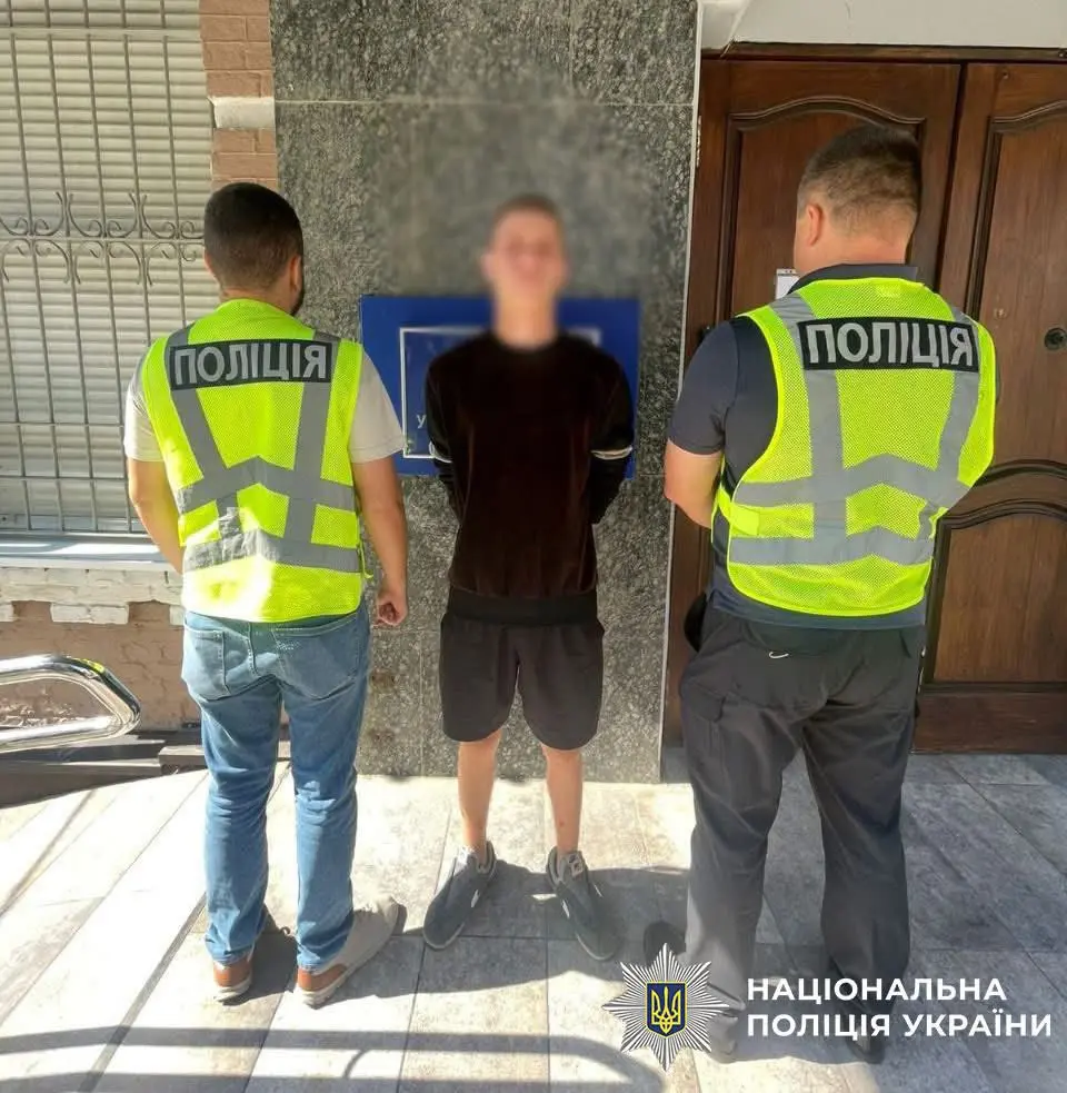 У Києві працівник автомийки напідпитку викрав BMW клієнта та врізався в електроопору