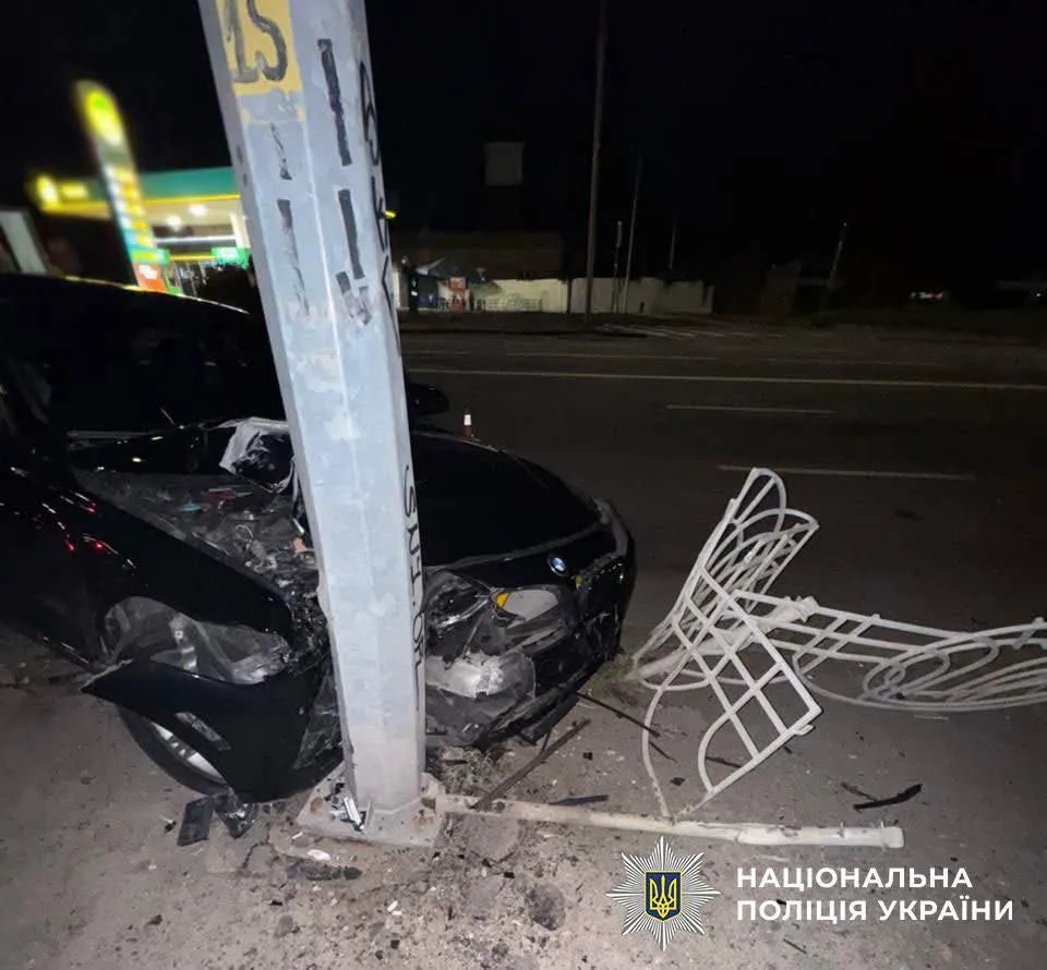 У Києві працівник автомийки напідпитку викрав BMW клієнта та врізався в електроопору