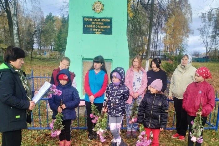 У селі Левка Лук’яненка школярів привели класти квіти до пам’ятника з серпом і молотом