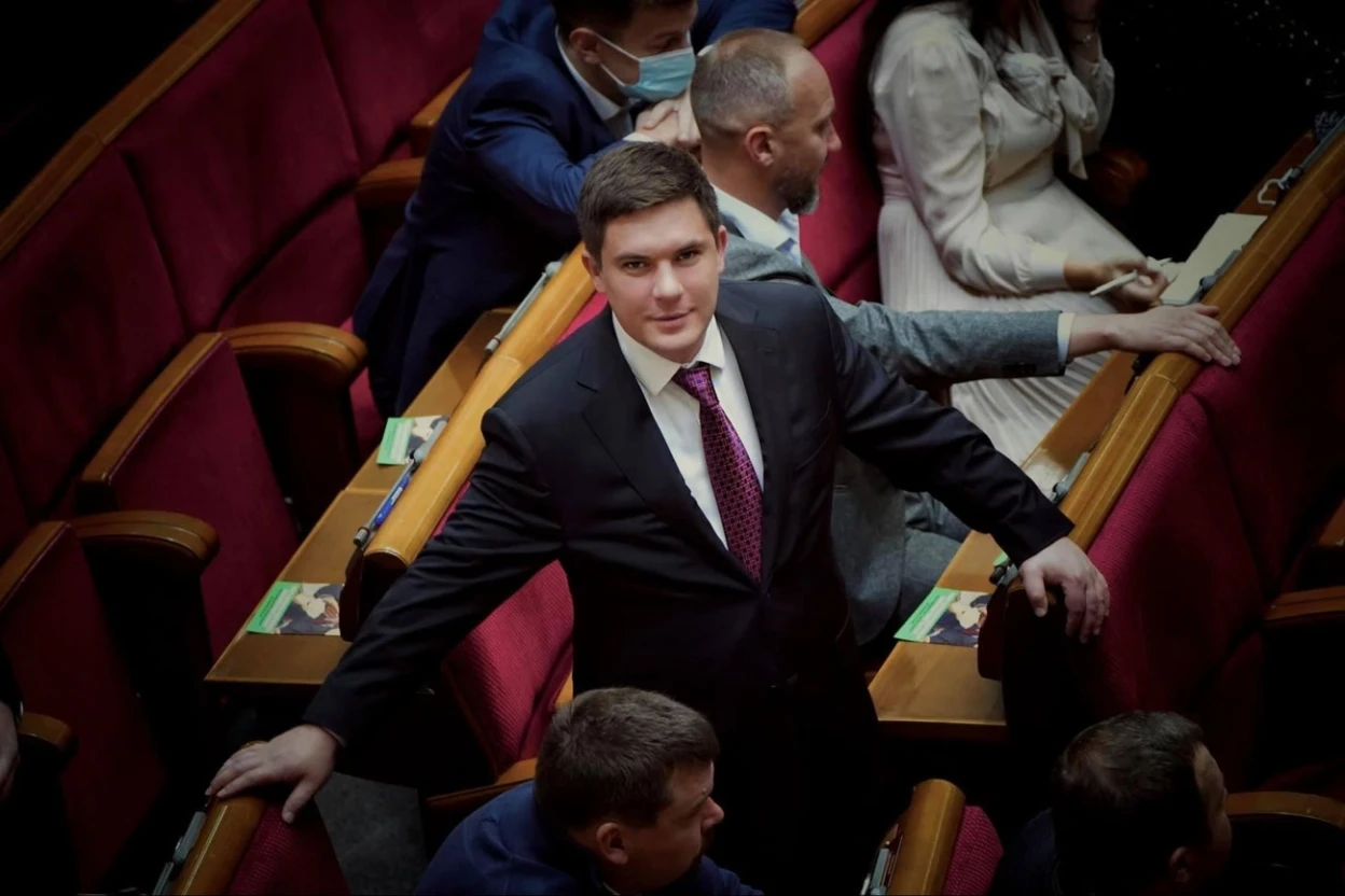 Сім депутатів, які тримають монобільшість на плаву: хто рятує «Слугу народу» від розпаду