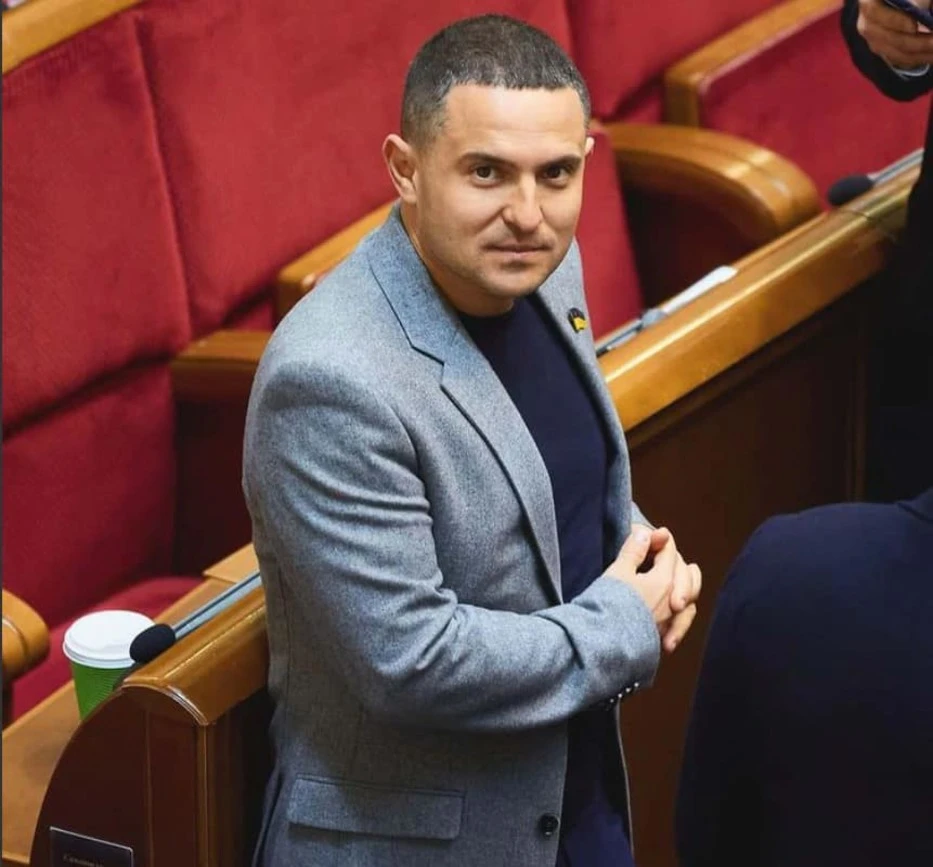 Сім депутатів, які тримають монобільшість на плаву: хто рятує «Слугу народу» від розпаду