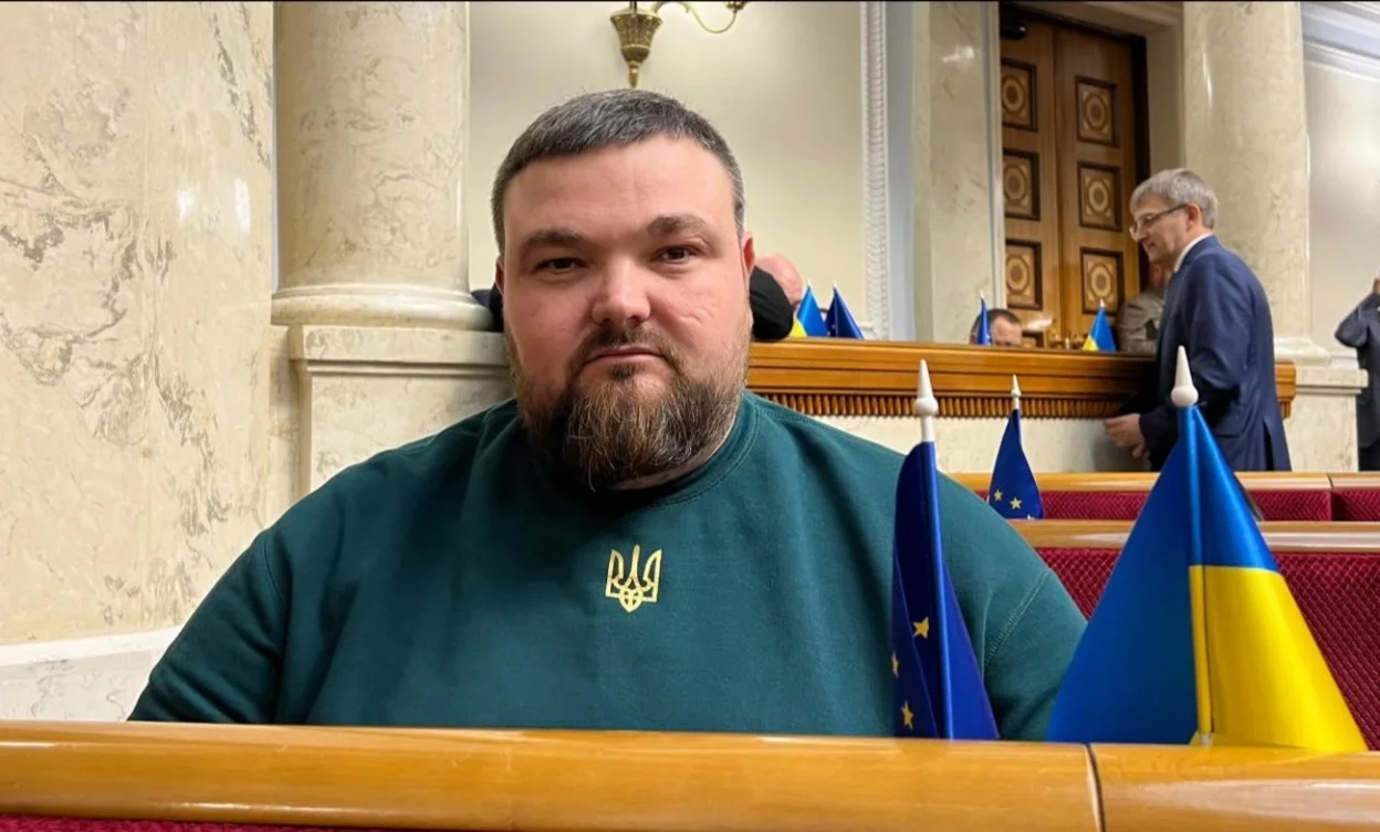 Сім депутатів, які тримають монобільшість на плаву: хто рятує «Слугу народу» від розпаду