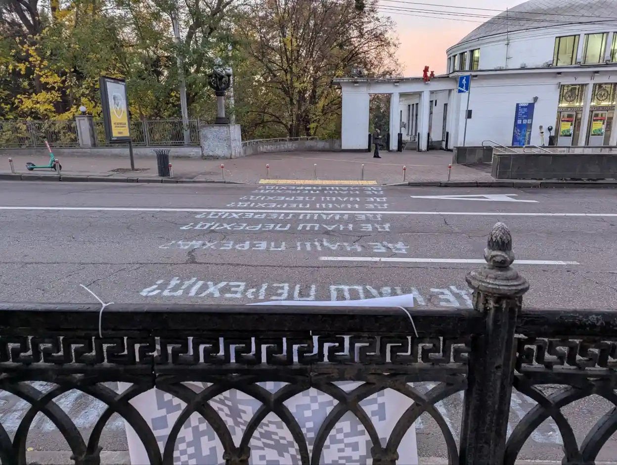 У центрі Києва активісти самостійно нанесли перехід, який влада не може узгодити вже п’ять років