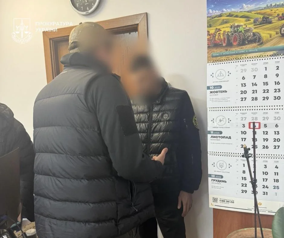 У Києві затримали двох митників під час отримання хабаря за розмитнення авто