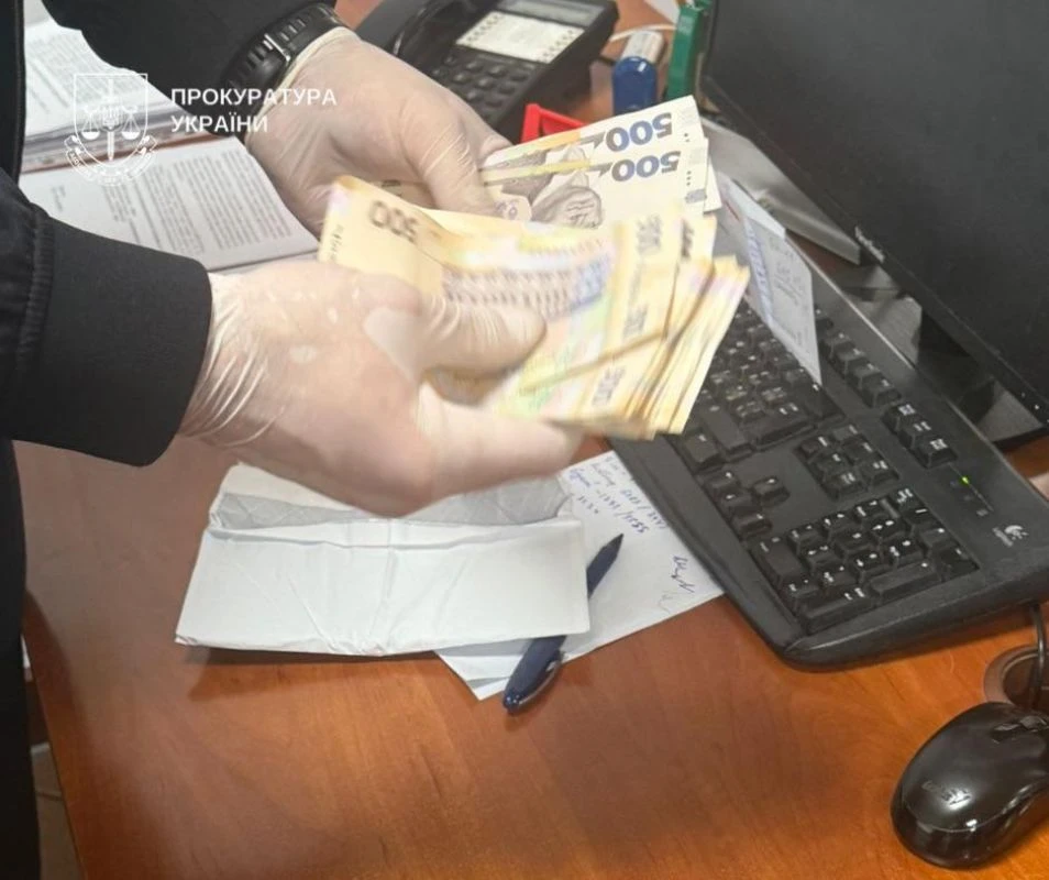 У Києві затримали двох митників під час отримання хабаря за розмитнення авто