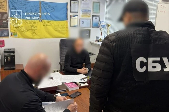 У Києві затримали двох митників під час отримання хабаря за розмитнення авто