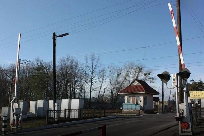 У Бучі тимчасово перекрито залізничний переїзд на Заводській: водіям радять планувати маршрут заздалегідь