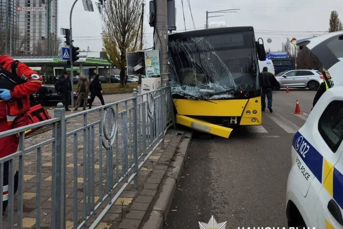 У Києві маршрутний автобус врізався в електроопору: дев’ятеро пасажирів у лікарні