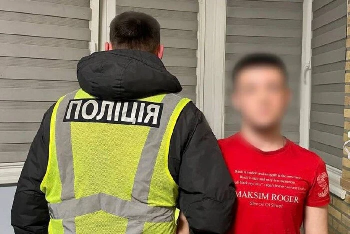 У Києві молодика покарали за відео в поліцейській формі з російськими піснями
