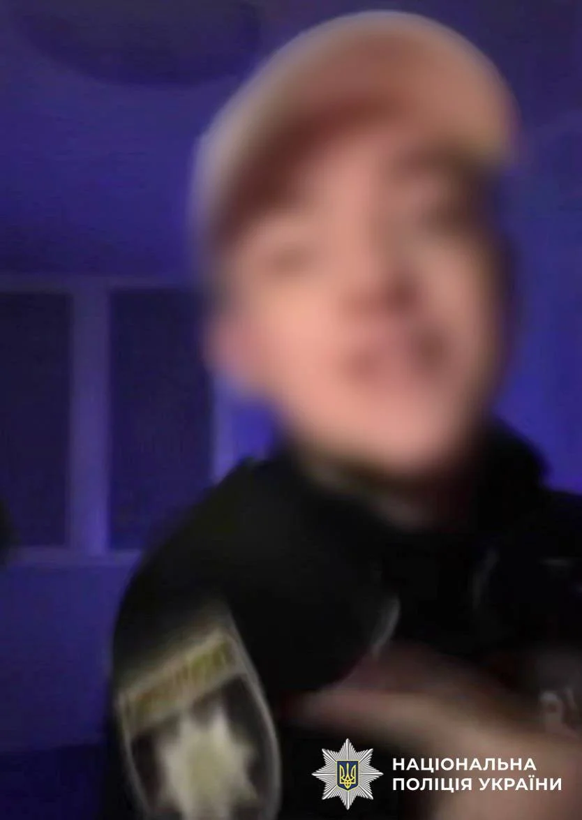 У Києві молодика покарали за відео в поліцейській формі з російськими піснями