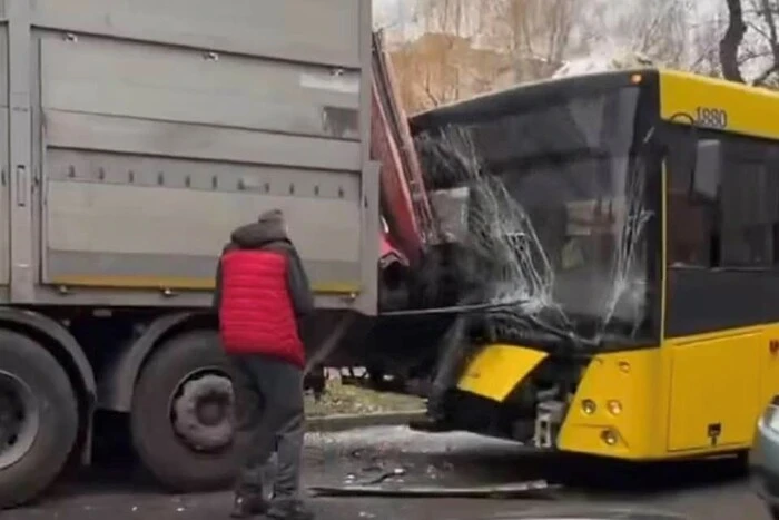 У Києві на вулиці Сирецькій сталося ДТП за участю автобуса та вантажівки