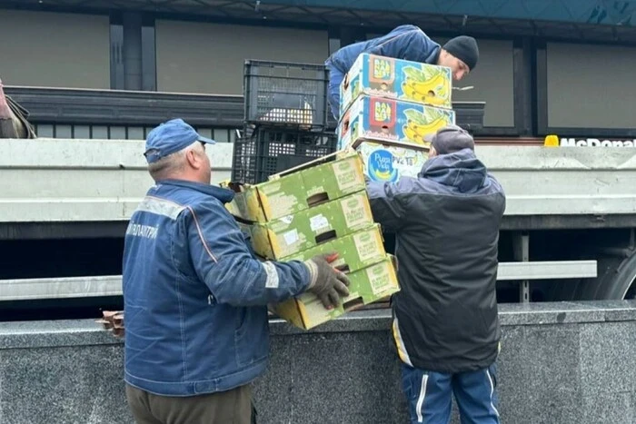Київські комунальники продовжують боротьбу зі стихійною торгівлею в підземних переходах