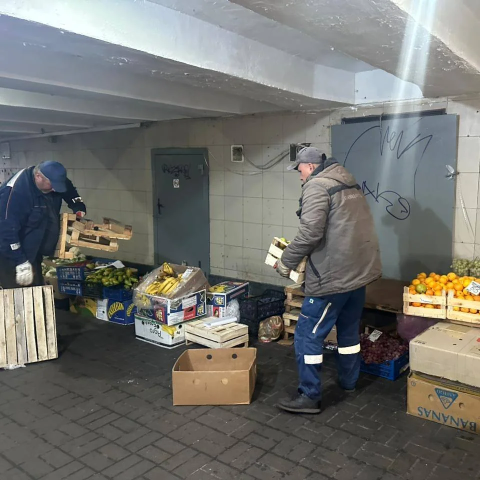 Київські комунальники продовжують боротьбу зі стихійною торгівлею в підземних переходах