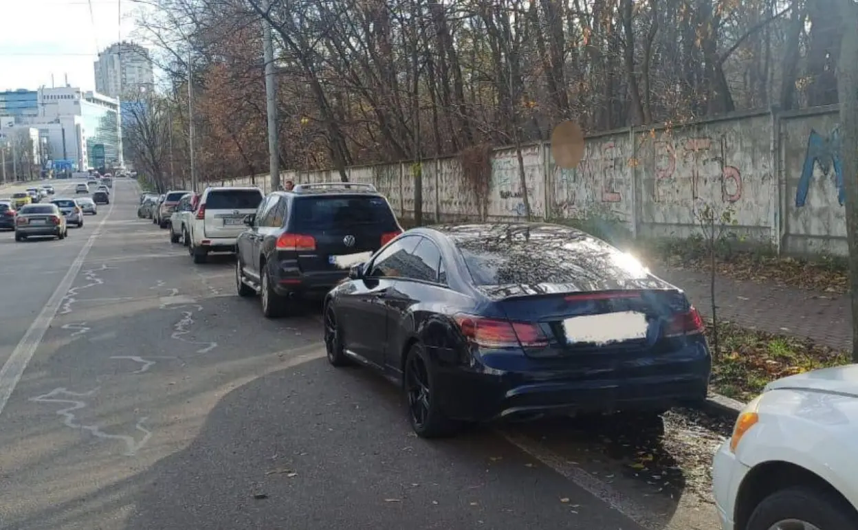 Чому хаотичне паркування в Києві залишається проблемою, попри наявність 84 тисяч паркомісць