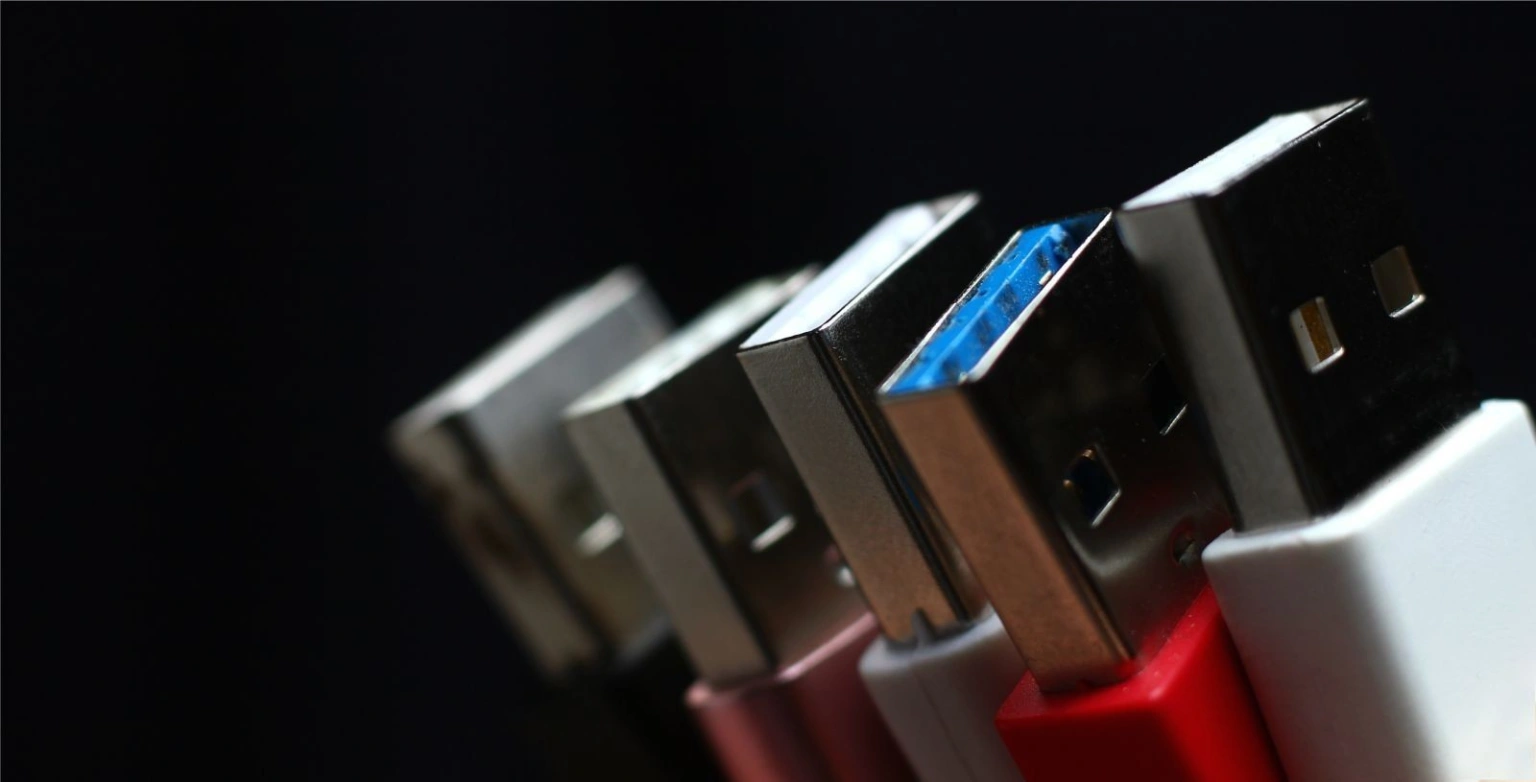 Як колір USB-порту підказує швидкість і можливості підключення