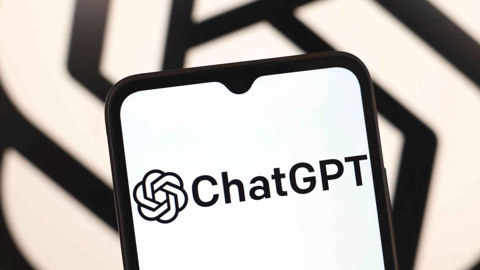 ChatGPT став місцем для колективних розмов: OpenAI відкрила групові чати для всіх