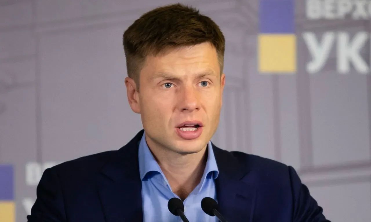 Кому дістаються подарунки: як політики заходять у школи попри законодавчі обмеження