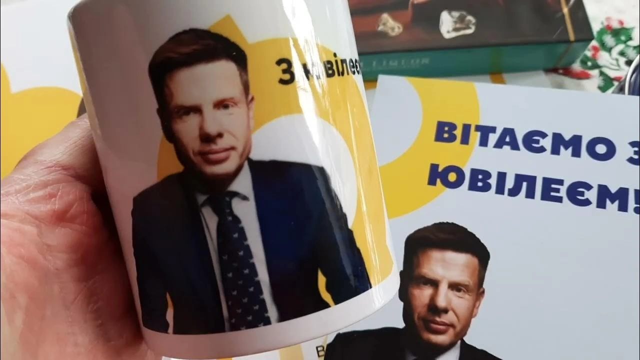 Кому дістаються подарунки: як політики заходять у школи попри законодавчі обмеження