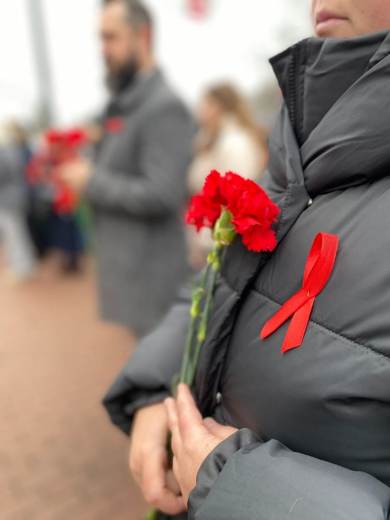 У Києві відзначили Всесвітній день боротьби зі СНІДом: меморіал «Червона стрічка» став місцем вшанування