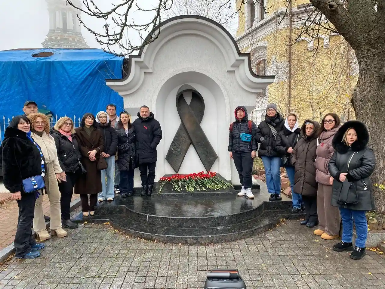 У Києві відзначили Всесвітній день боротьби зі СНІДом: меморіал «Червона стрічка» став місцем вшанування