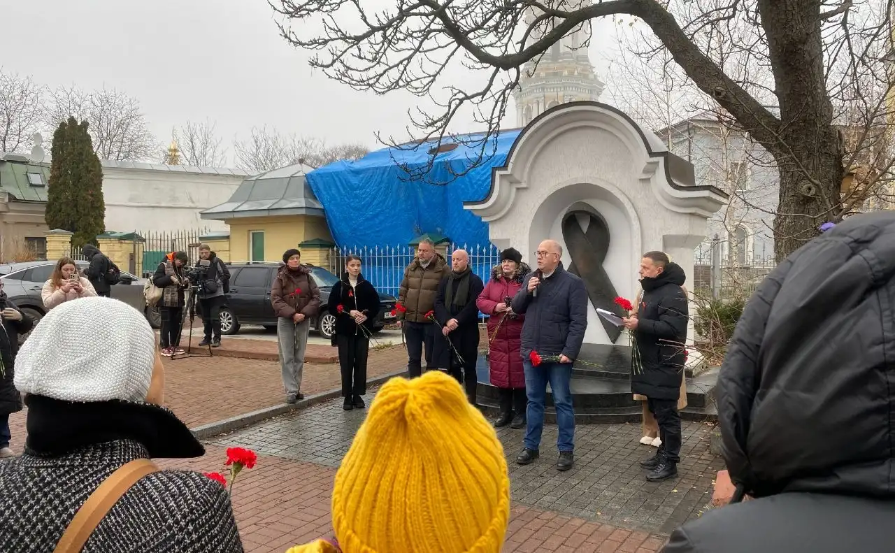 У Києві відзначили Всесвітній день боротьби зі СНІДом: меморіал «Червона стрічка» став місцем вшанування