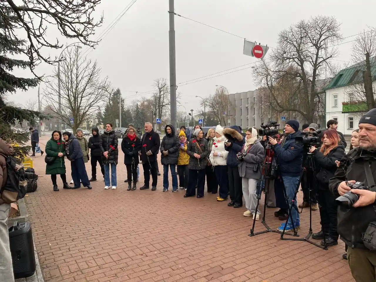 У Києві відзначили Всесвітній день боротьби зі СНІДом: меморіал «Червона стрічка» став місцем вшанування